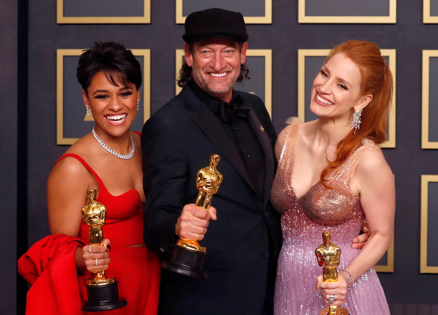 Natten til mandag deles der Oscar-statuetter ud. Her er det Ariana DeBose (tv.), Troy Kotsur og Jessica Chastain, der vandt en Oscar ved sidste års uddeling.