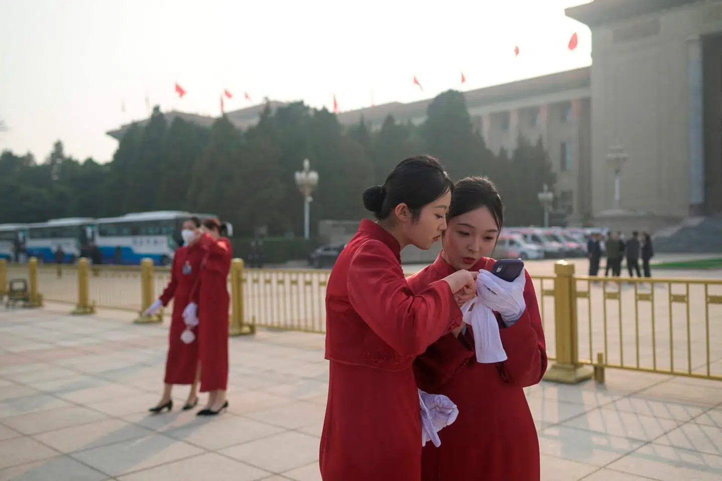 Deltagere i Den Nationale Folkekongres tjekker deres telefoner uden for Folkets Store Hal i Beijing tidligere på måneden. Her holdt Kinas regering topmøde. Det understregede konflikten mellem Kina og USA, hvor teknologi igen har indtaget en hovedrolle.