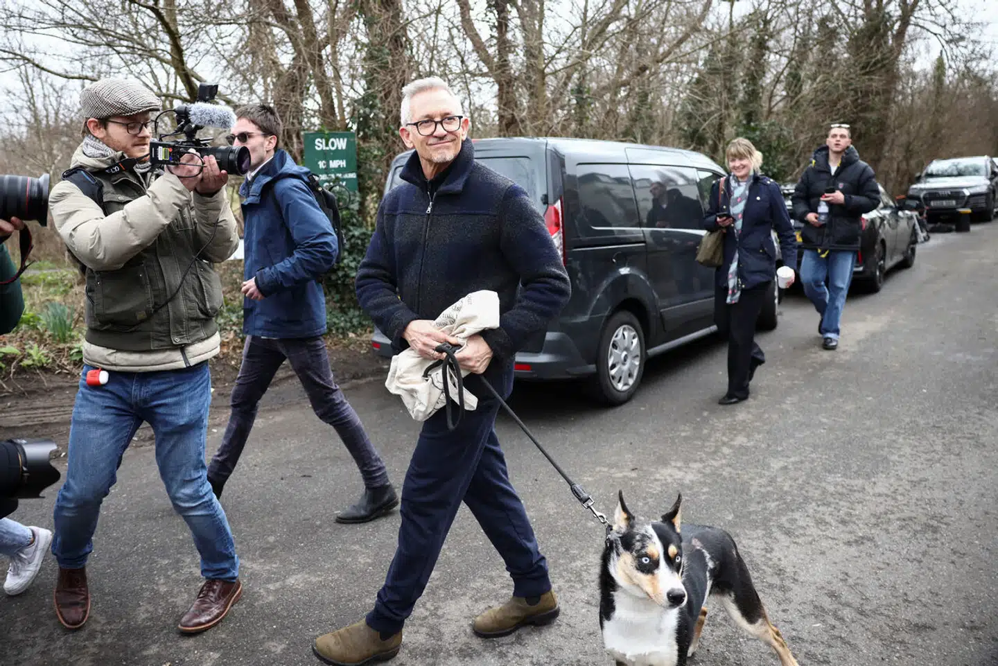 Den tidligere engelske landsholdsanfører Gary Lineker på vej ud af sit hjem i London, efter at han havde sendt et kontroversielt tweet og var blevet suspenderet fra værtsjobbet på BBCs fodboldshow »Match of the Week«.
