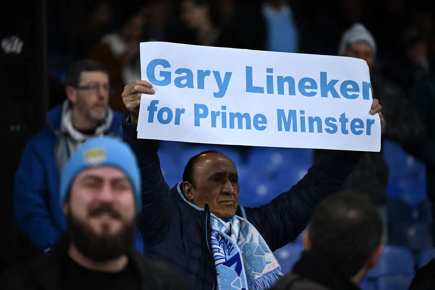 En fodboldfan holder et skilt op med støtte til Gary Lineker under weekendens Premier League-kamp mellem Manchester City og Crystal Palace.