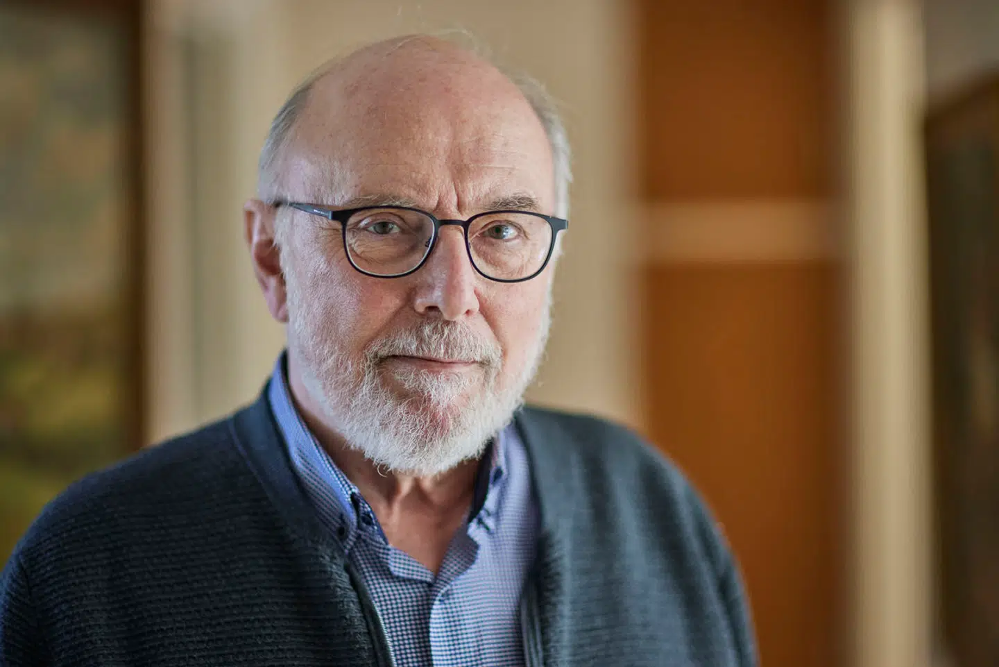 Hans Jørgen Frederiksen husker ikke præcist, hvornår han første gang stødte på fortællingerne om katolske præster, der havde begået krænkelser mod børn og unge. Hverken Hans Jørgens oldefar, farmor eller far har omtalt det i sådan en grad, at det er noget, der har brændt sig fast i hans erindring. For både ham og hans hustru er det først i deres voksenliv, at de for alvor blev opmærksomme på problemet.