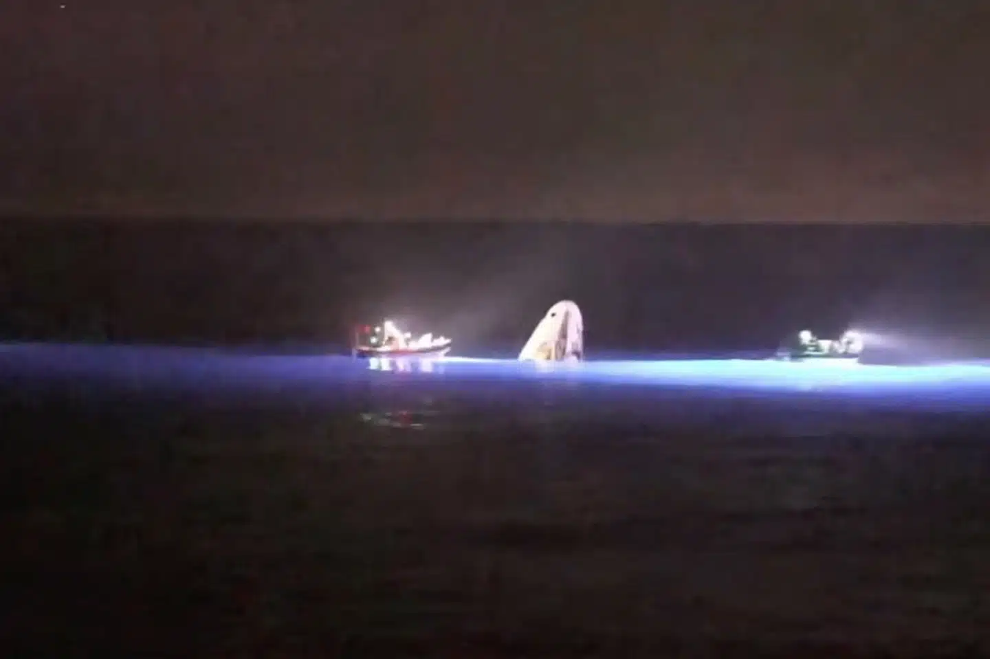 Nasa-mandskab fra to både var klar til at hjælpe besætningen på Endurance, netop som rumkapslen var landet i Den Mexicanske Golf natten til søndag dansk tid. -/Ritzau Scanpix