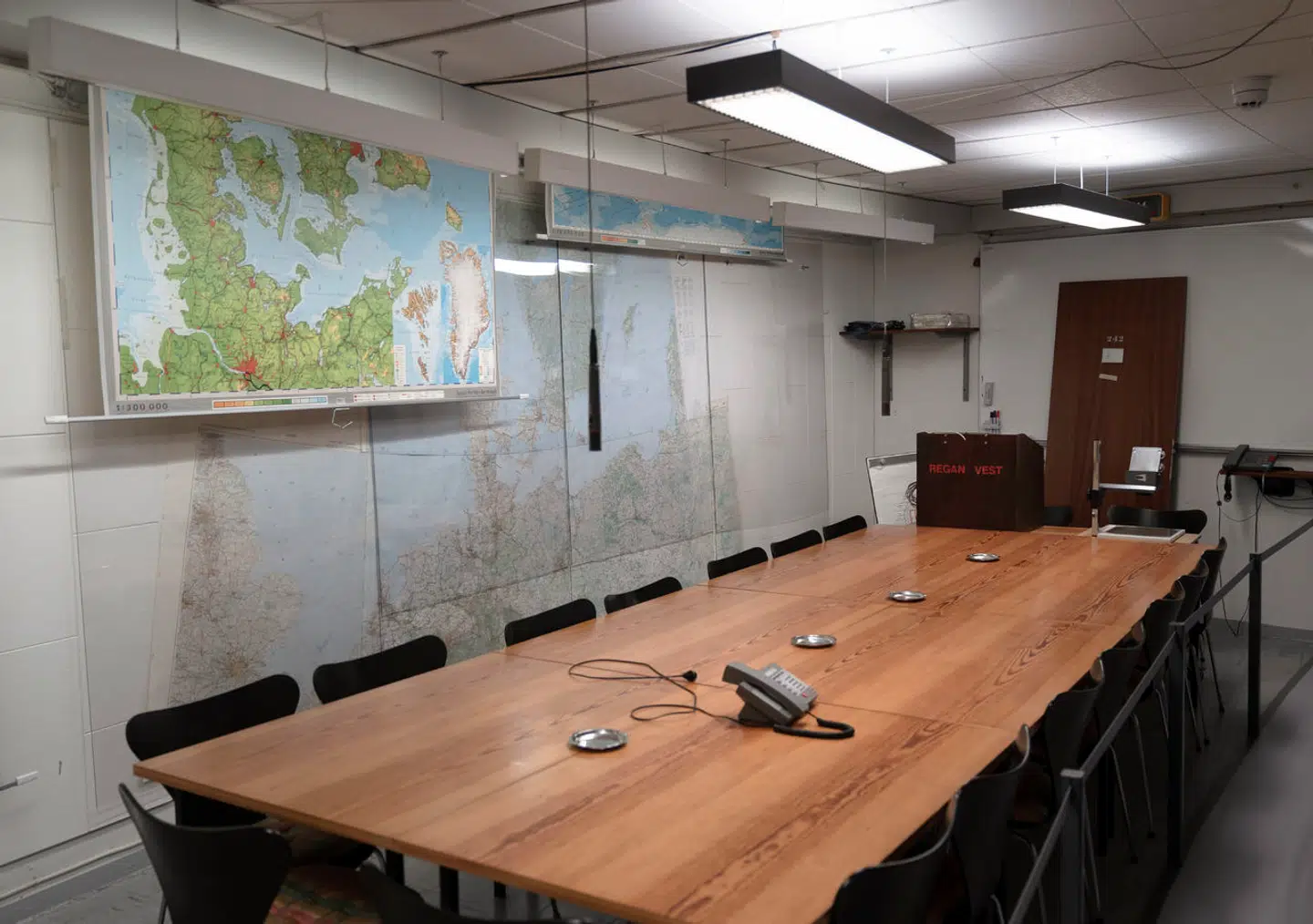 Regeringens centrale møderum. Som man kan se, blev der ikke ofret megen luksus på REGAN Vests beboere.