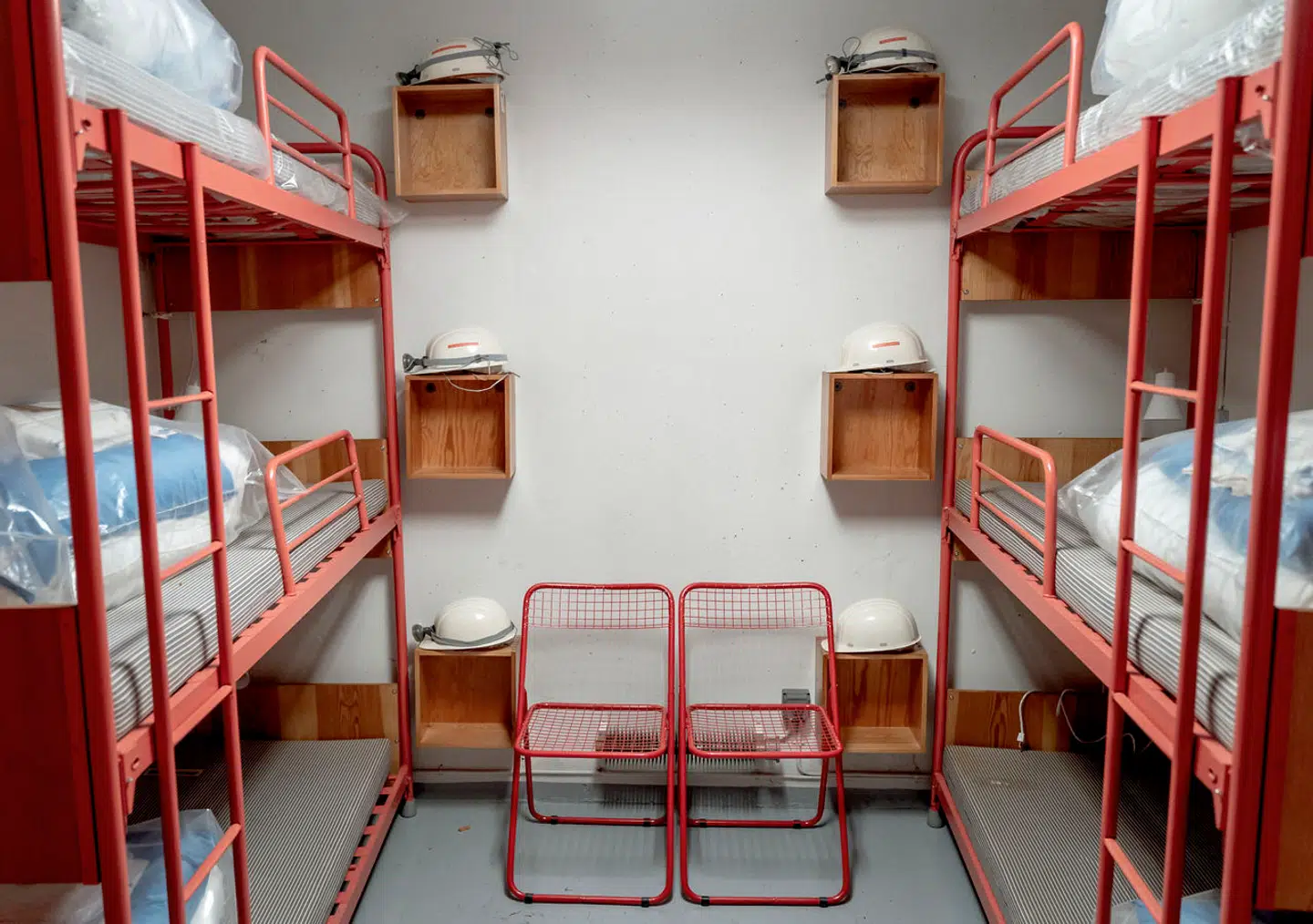 Embedesmændene boede tæt som i en ubåd og måtte i nogle tilfælde sove på skift. Kun præsten og regentens kabinetsekretær havde eneværelser.