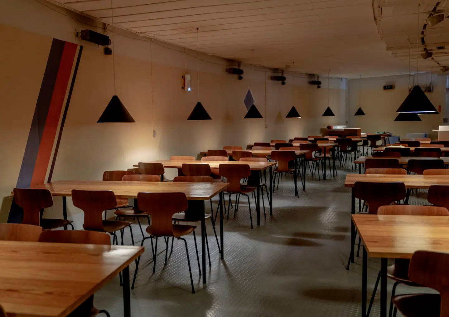 I kantinen kunne man kortvarigt mødes med de andre i bunkeren. Den modsatte væg var dekoreret med et stort fotoprint af et skovbryn, og en båndoptager sørgede for lyden af fuglefløjt.