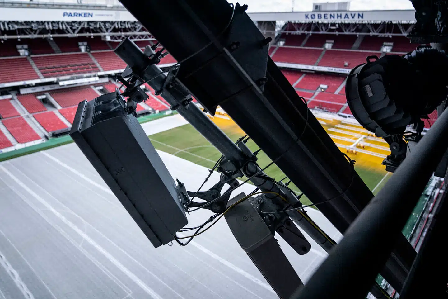 Teleselskabet 3 og internetleverandøren GlobalConnect har siden efteråret arbejdet på at bygge et helt nyt netværk op i Parken i København for at sikre, at der altid er forbindelse – uanset hvor mange der samtidig vil bruge mobil- og dataforbindelsen.