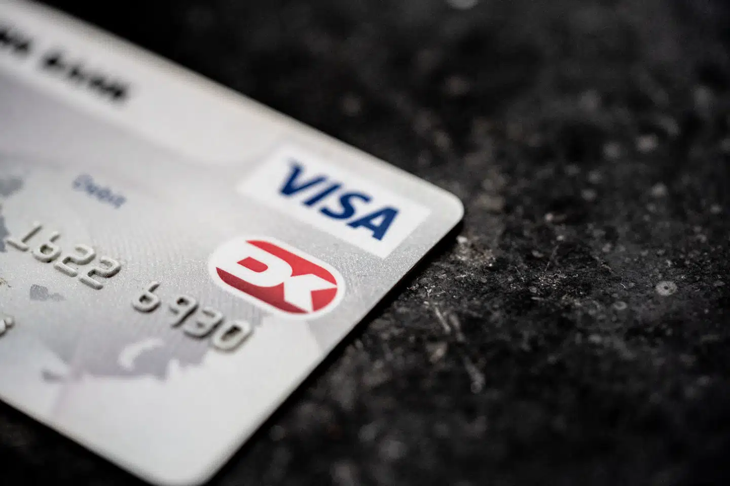 Man kan som bankkunde i Jyske Bank, Sydbank og Sparekassen Sjælland-Fyn lørdag opleve problemer med at betale med kort eller logge på netbank, oplyser de tre banker på deres hjemmesider.