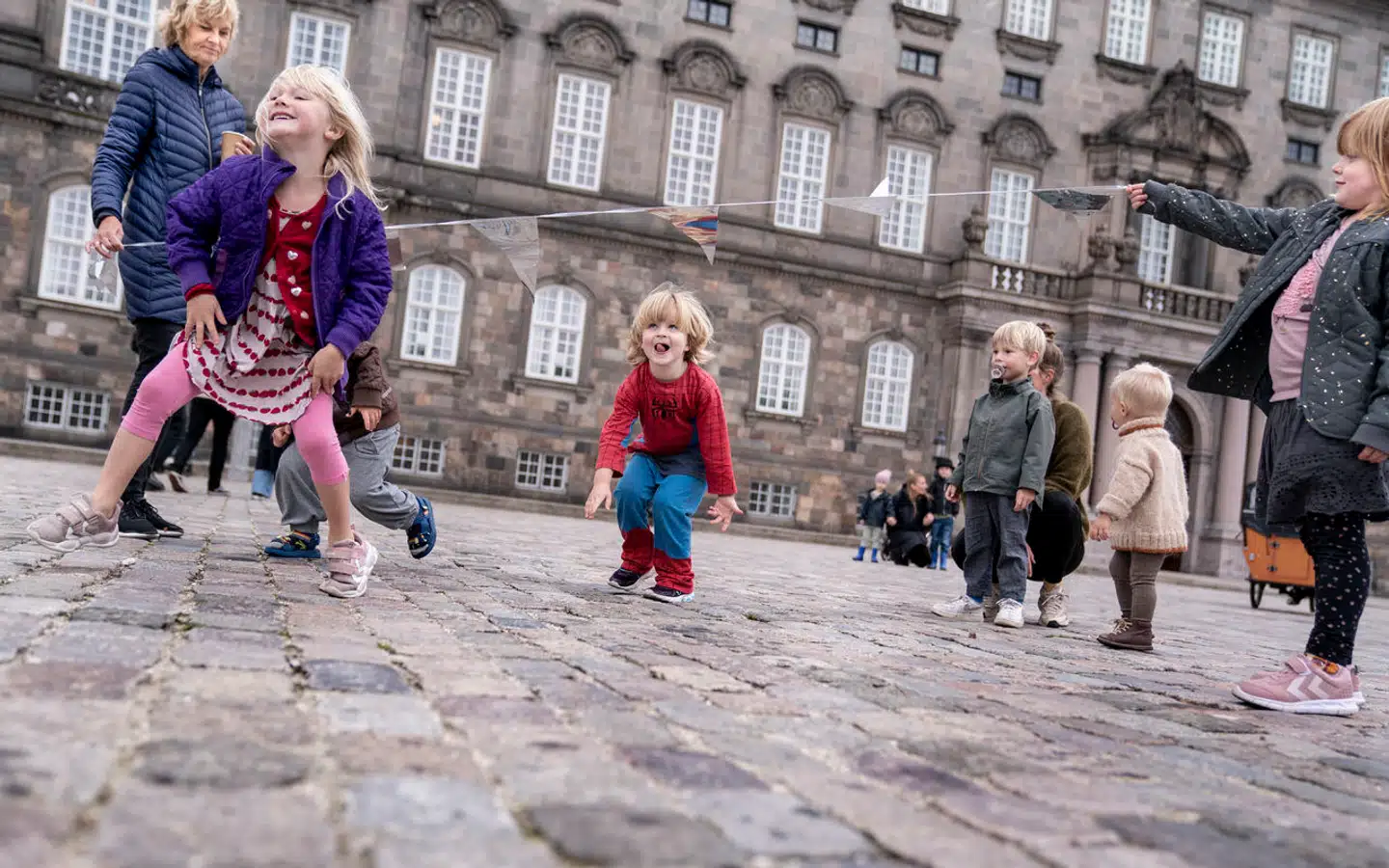 På en skattebegunstiget børneopsparing kan der indsættes 6.000 kroner årligt og i alt 72.000 kroner.