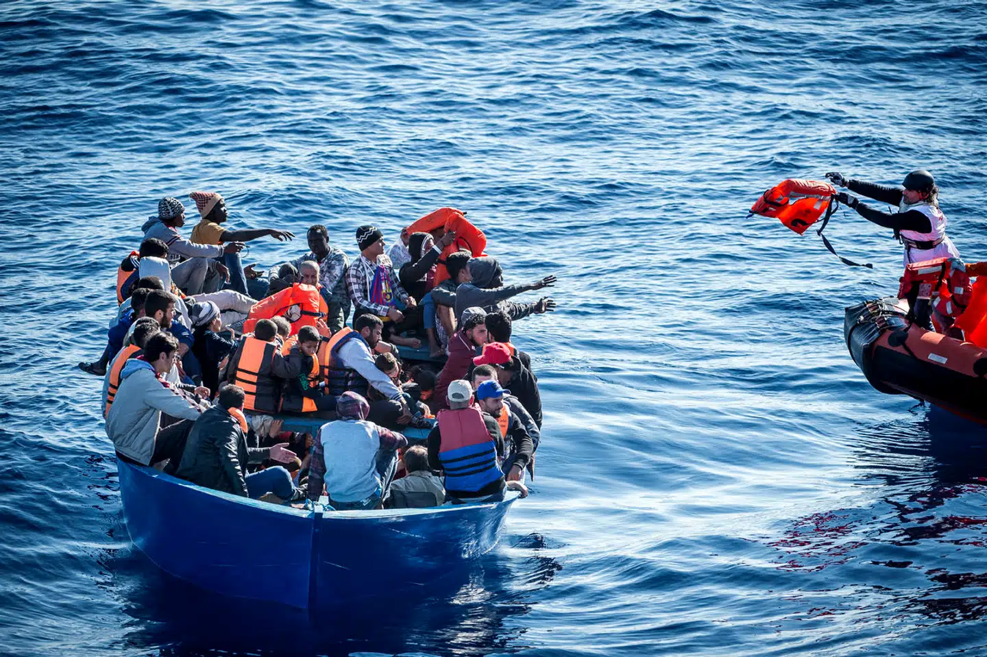 Over 1000 migranter er blevet bragt i sikkerhed i to italienske havne lørdag, efter at de var blevet reddet op fra synkefærdige, overfyldte både på Middelhavet. Det oplyser den italienske kystvagt (arkivfoto).