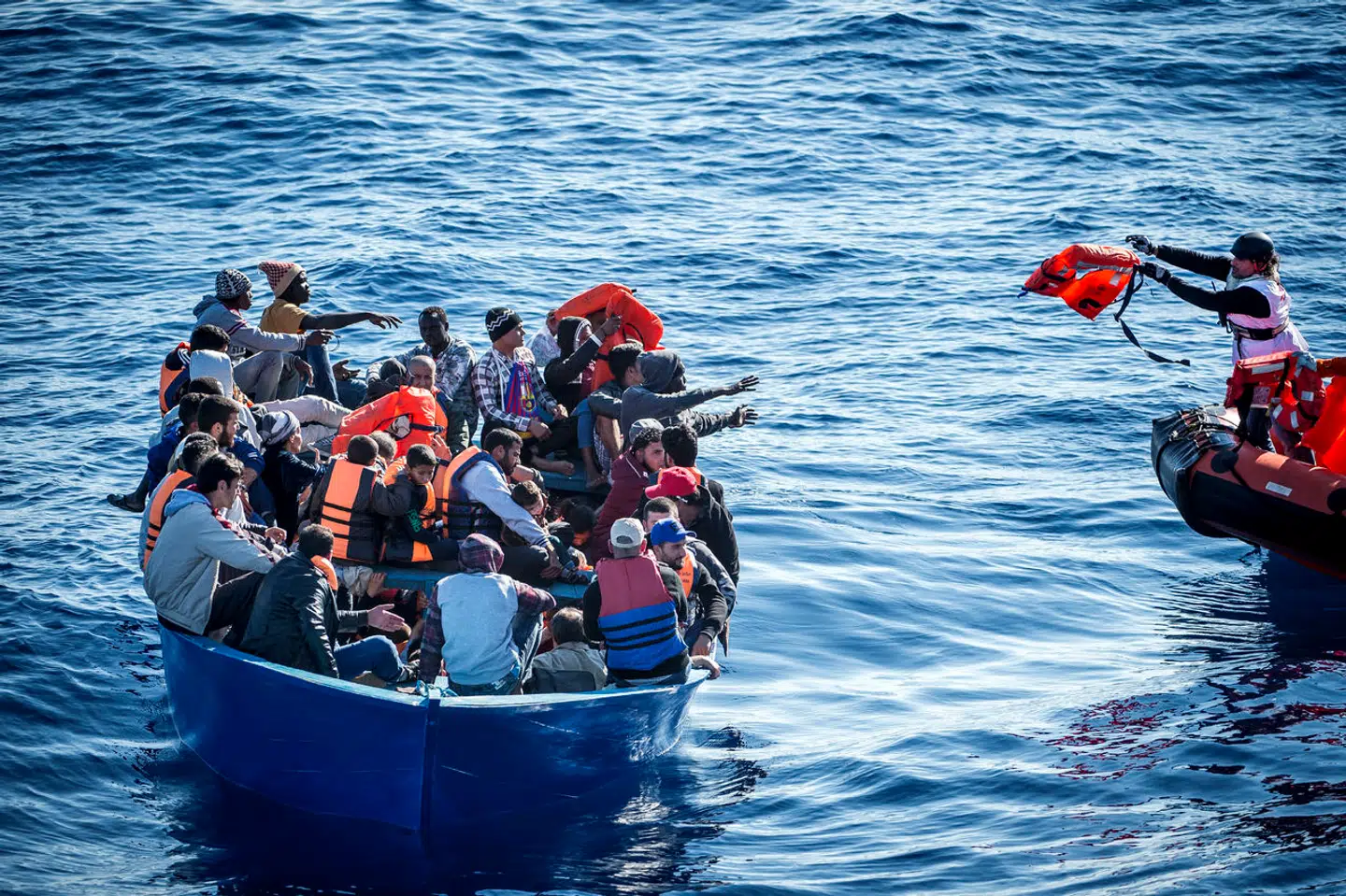 Over 1000 migranter er blevet bragt i sikkerhed i to italienske havne lørdag, efter at de var blevet reddet op fra synkefærdige, overfyldte både på Middelhavet. Det oplyser den italienske kystvagt (arkivfoto).