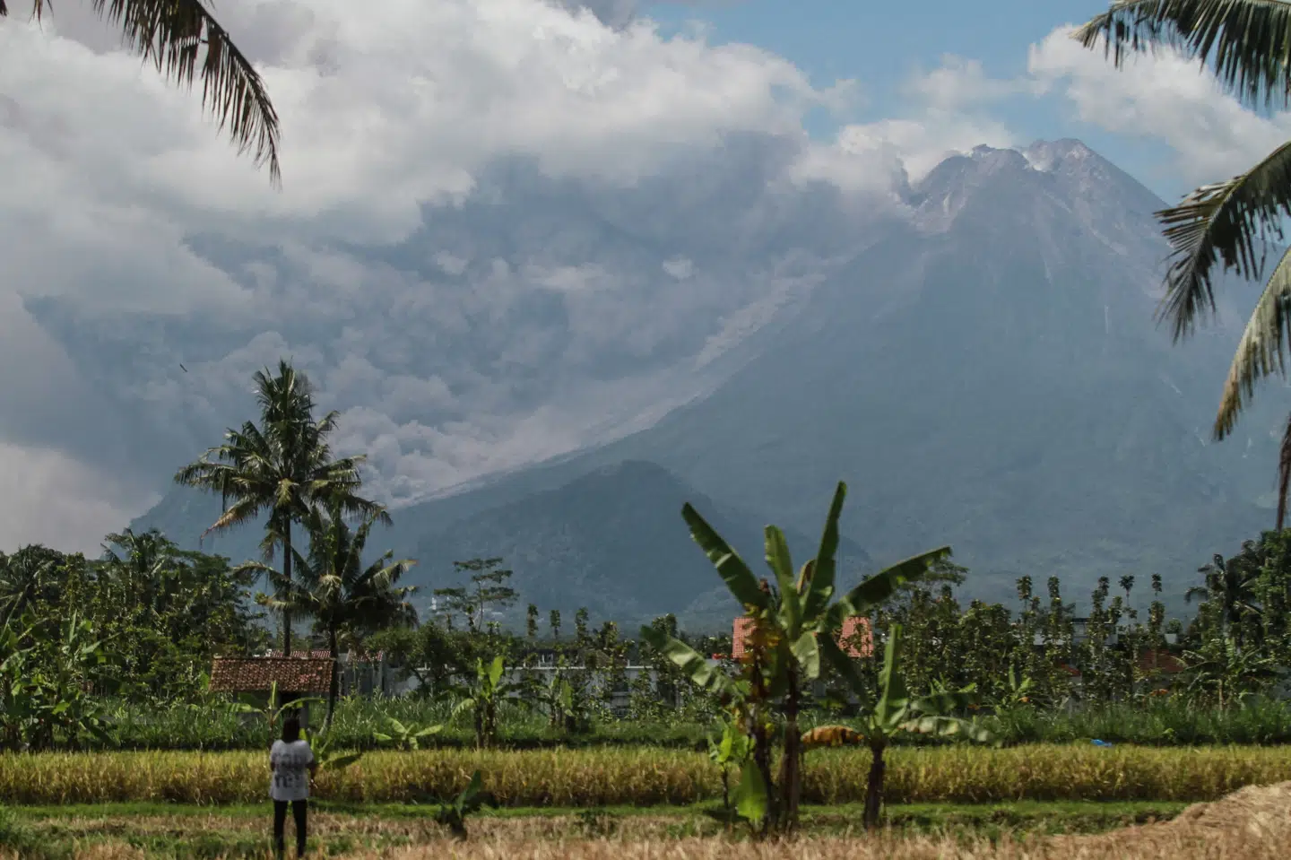 Vulkanen Merapi på øen Java i Indonesien udspyede lørdag røg og aske, der lagde sig som tæpper over landsbyer i området. Der var ikke umiddelbart oplysninger om omkomne eller tilskadekomne, melder landets katastrofemyndigheder. Antara Foto/Reuters