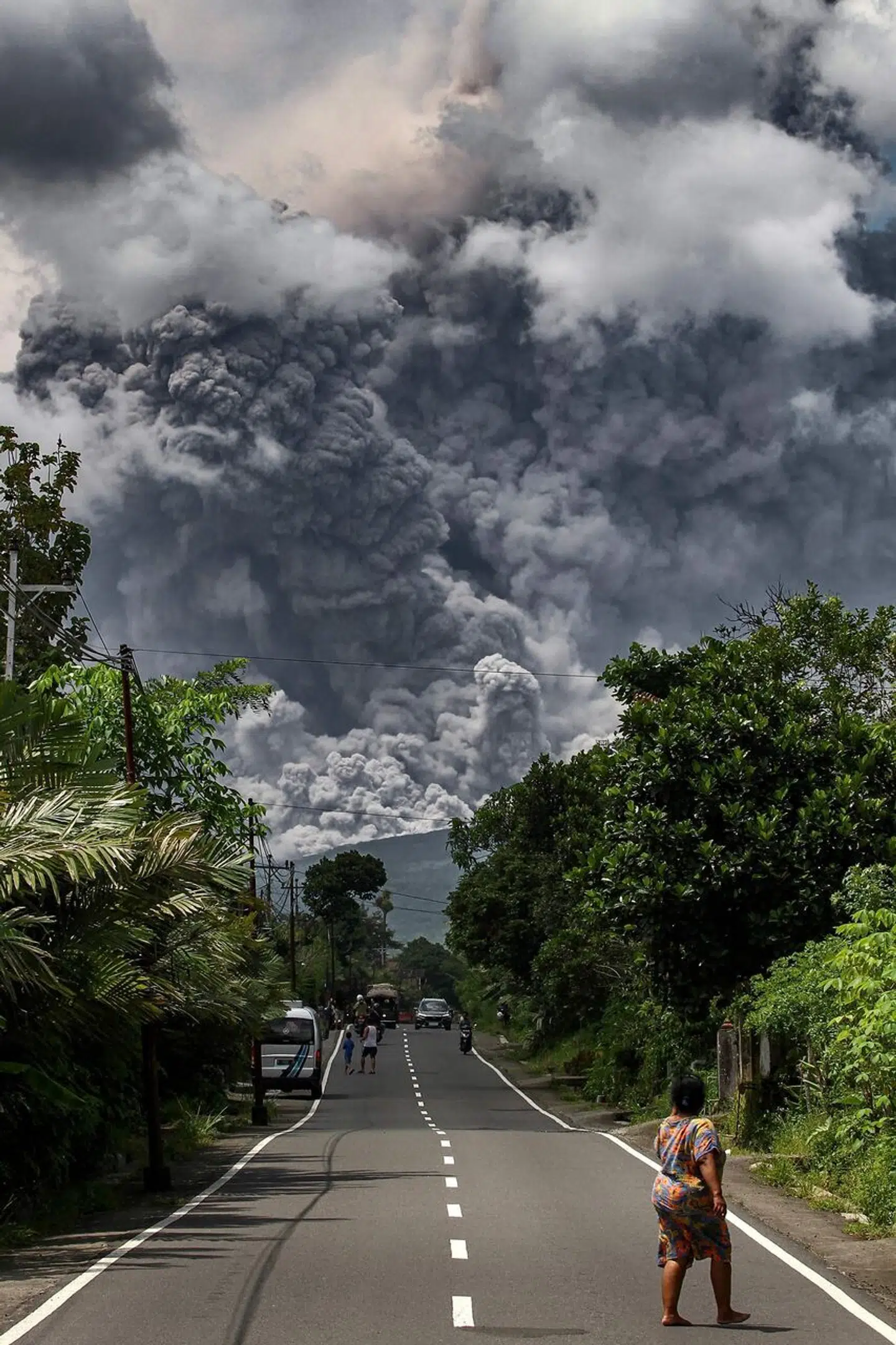 Tyk røg vælter op fra vulkanen Merapi lørdag. Her ses det fra landsbyen Tunggularum.