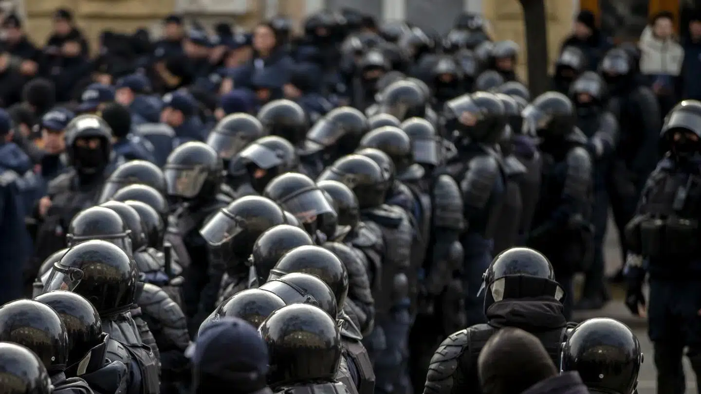 Oprørspolitibetjente står klar, mens tilhængere af det politiske parti Șor protesterede i hovedgaden i Chisinau den 28. februar 2023. Demonstranterne kræver blandt andet, at regeringen ikke involverer Moldova i den russisk krig i Ukraine.