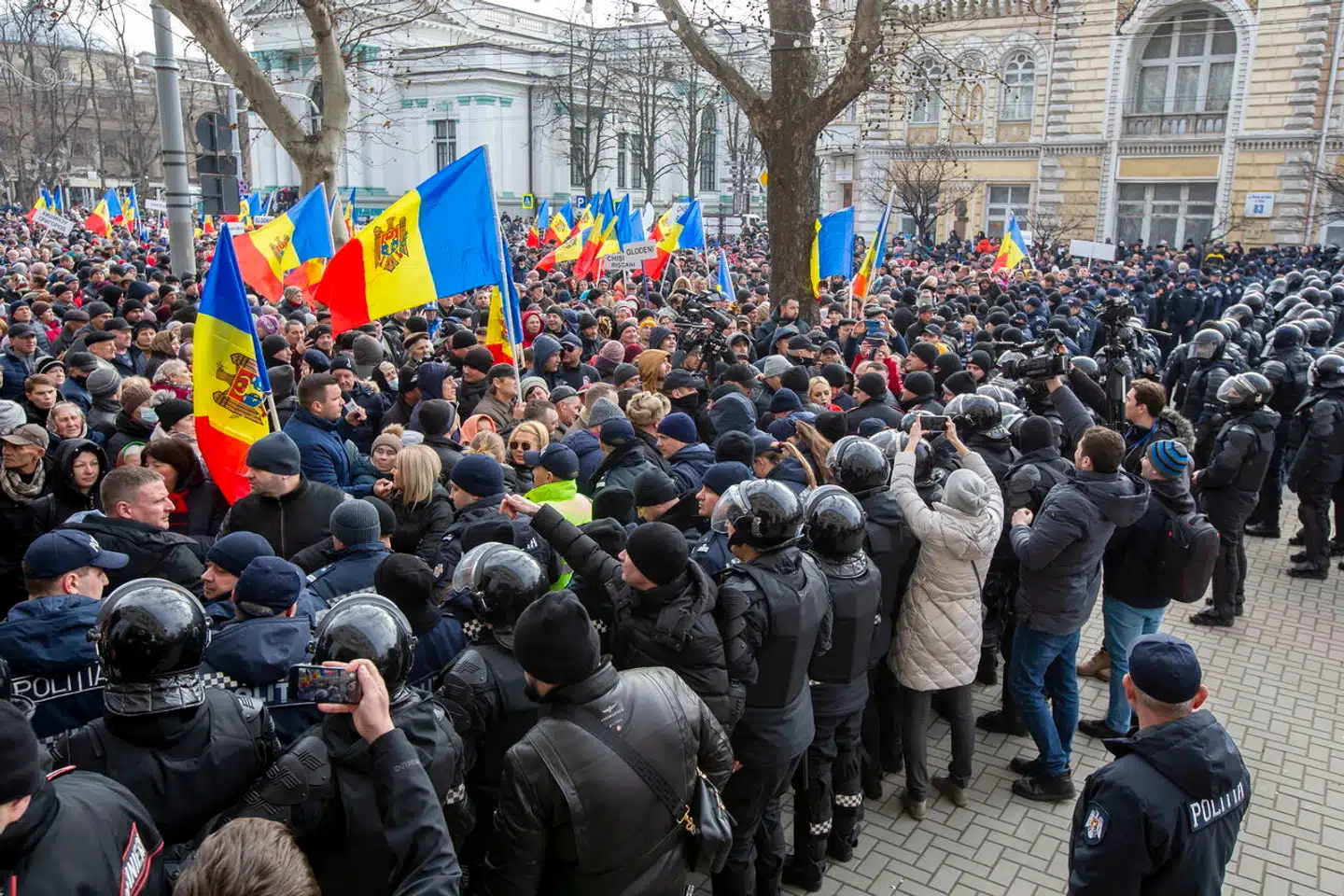 Oprørspolitibetjente står på linje, mens tilhængere af det politiske parti Șor protesterede i hovedgaden i Chisinau den 28. februar 2023.