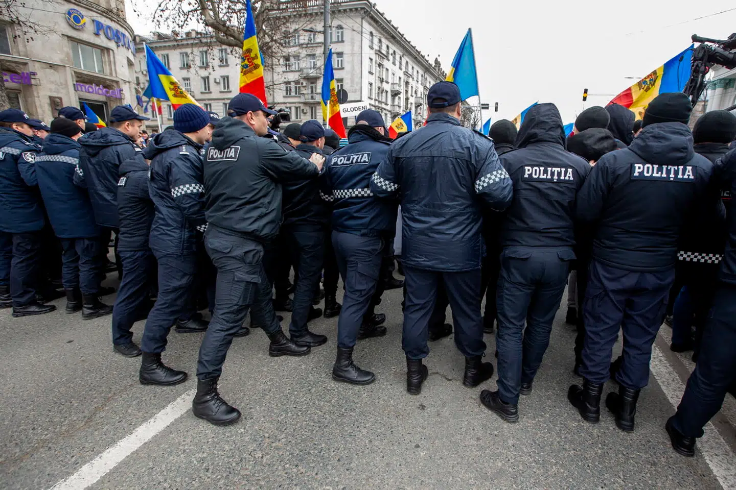 Oprørspolitibetjente blokerer for demonstranterne, mens tilhængere af det politiske parti Șor protesterede i hovedgaden i Chisinau den 28. februar 2023.