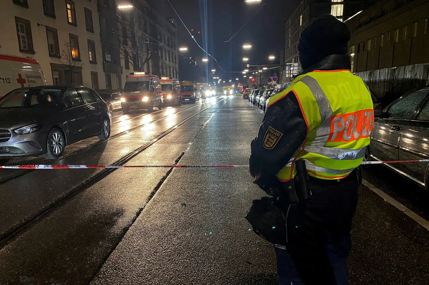 Tysk politi har afspærret et område omkring et apotek i Karlsruhe, hvor der fredag aften udspiller sig et gidseldrama. Tilman Blasshofer/Reuters