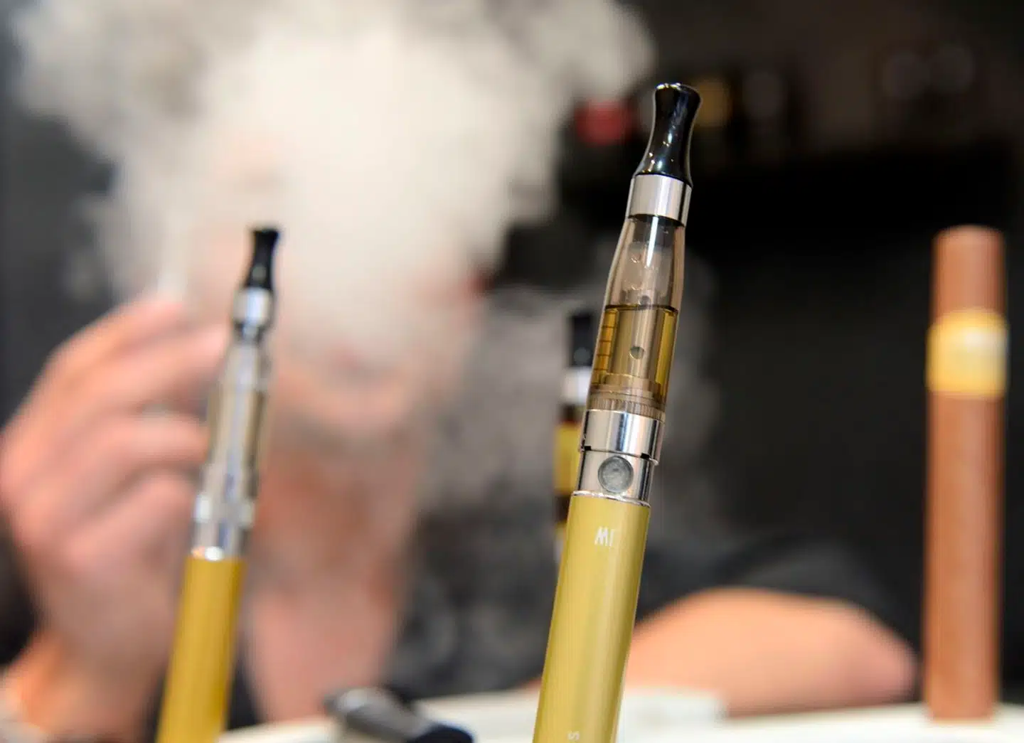 Sikkerhedsstyrelsen slår ned på e-cigaretmarkedet Sikkerhedsstyrelsen har gennemført 847 kontroller af butikker, der sælger e-cigaretter, det seneste år. - - - - ARKIVFOTO. Om få uger er det slut med lovløst at dampe løs i busser, tog og nær børn. Samtidig rykker e-cigaretter med nikotin ind på butikshylderne. (se Ritzau historie 160501) Danskerne ønsker forbud mod e-cigaretter med sliksmag - - - - - Reglerne for e-cigaretter bør være de samme som traditionelle cigaretter, mener sundhedsminister Nick Hækkerup BV: ARKIVFOTO 2013 af e-cigaret- - Se RB 20/3 2014 15.11. Børn kan helt lovligt købe E-cigaretter i butikkerne, . (Foto: DENIS CHARLET/Scanpix 2014)