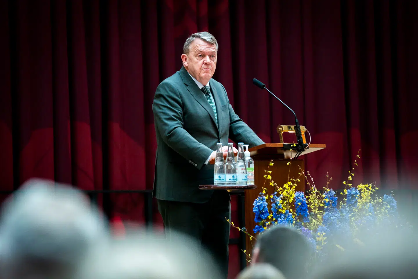Dansk eksport af våbenudstyr til Saudi-Arabien og De Forenede Arabiske Emirater har været lukket ned. Men nu åbner regeringen for det igen, siger udenrigsminister Lars Løkke Rasmussen (M) ifølge Politiken. Her ses ministeren ved årsdagen for Ruslands invasion af Ukraine, som blev markeret på Københavns Rådhus.
