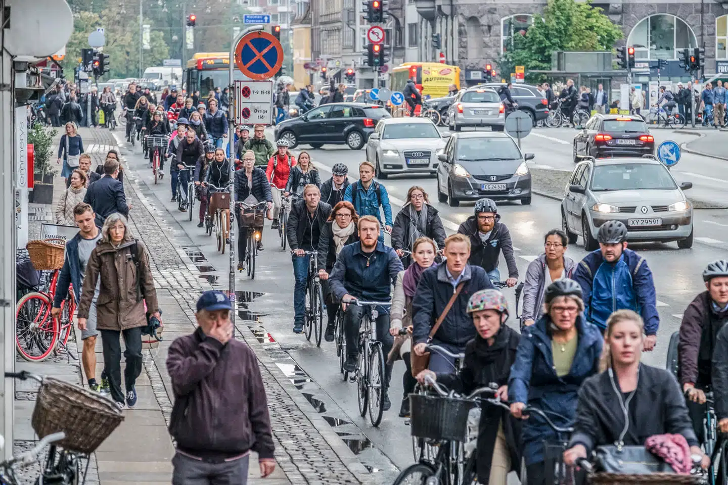 Den danske cykelkultur er under pres: Færre gider cykle, og flere vælger de motoriserede elcykler til.