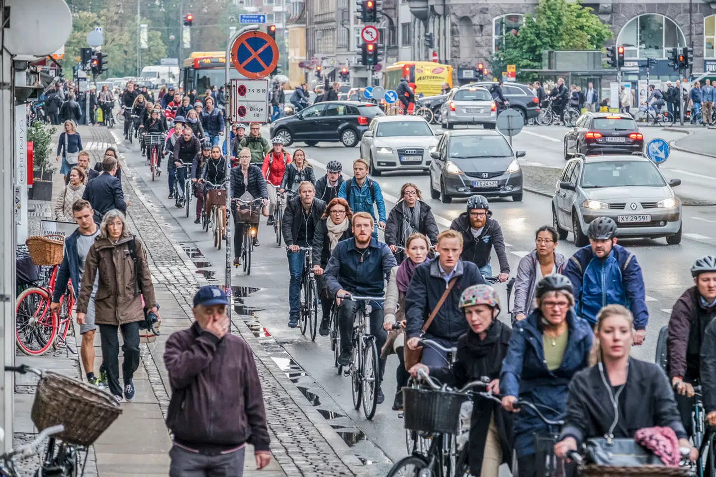 Den danske cykelkultur er under pres: Færre gider cykle, og flere vælger de motoriserede elcykler til.