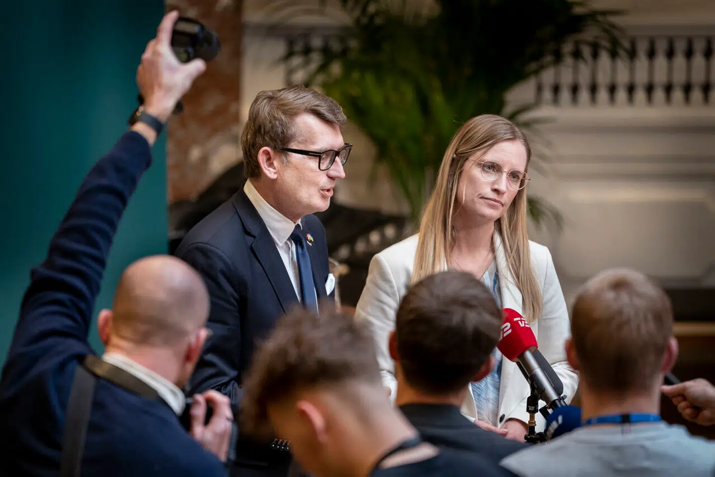 I Venstre-toppen er man ikke i tvivl om, at formanden, Jakob Ellemann-Jensen, vender tilbage i »topform«. I visse dele af baglandet er man dog i tvivl. På billedet politisk leder Troels Lund Poulsen og næstformand Stephanie Lose.