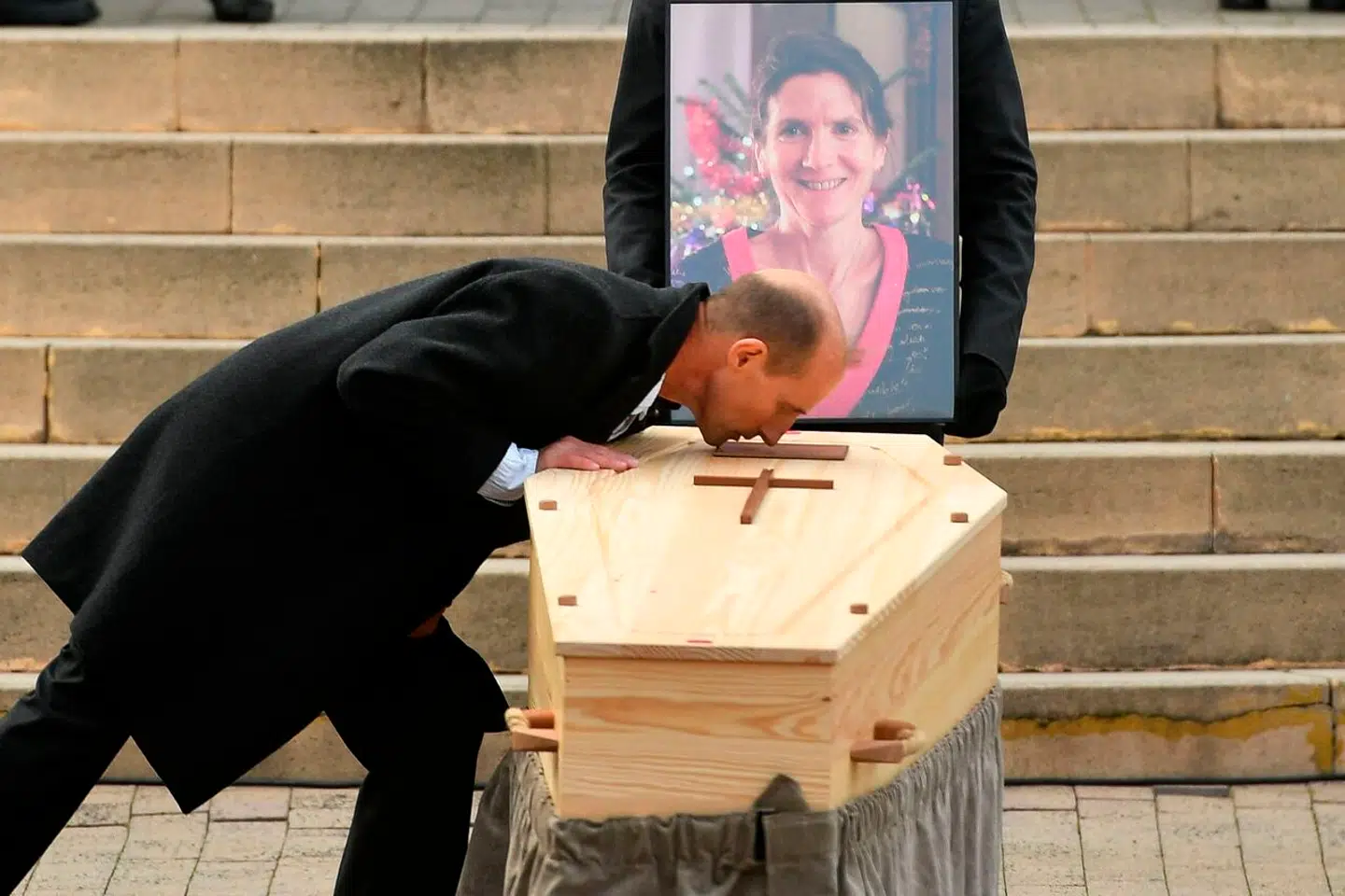 Stéphane Voirin kysser sin elskede farvel efter den sidste dans uden for Sainte-Eugenie-kirken i Biarritz.