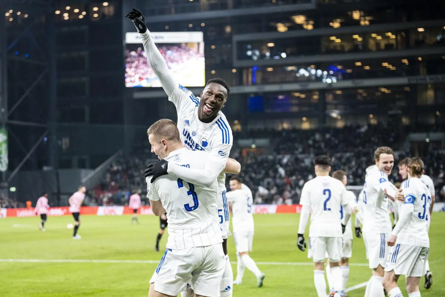 »I de sidste 20 år har der været mange danskere med muslimsk baggrund på superliganiveau. Men hidtil har de ikke ligefrem skiltet på banen med deres eventuelle tro,« skriver Torben Steno.