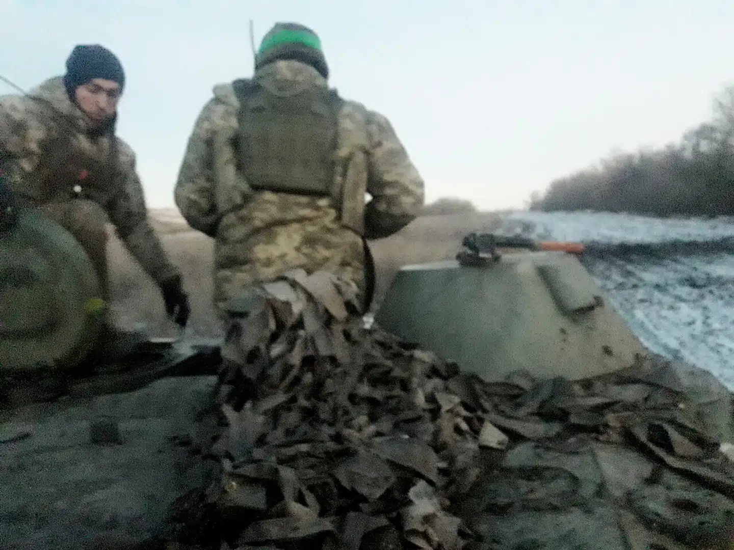 Dmytro Sintjenko er frivillig i den ukrainske hær og har her skrevet sin beretning om at bringe en varmeovn frem til sine frysende landsmænd i de iskolde skyttegrave. En mission, der var så farefuld at udføre, at to kampsoldater nægtede at parere ordre.