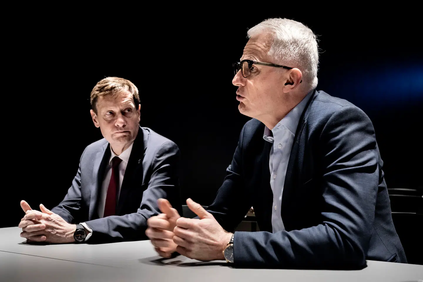 En række ekstreme begivenheder i verden har gjort det nødvendigt at ændre allerede aftalte vilkår, hvis hastigheden på Ørsteds udbygning af havvind skal holdes så høj som planlagt. Sådan lyder det fra selskabets topchef, Mads Nipper (th.), og bestyrelsesformand Thomas Thune Andersen.