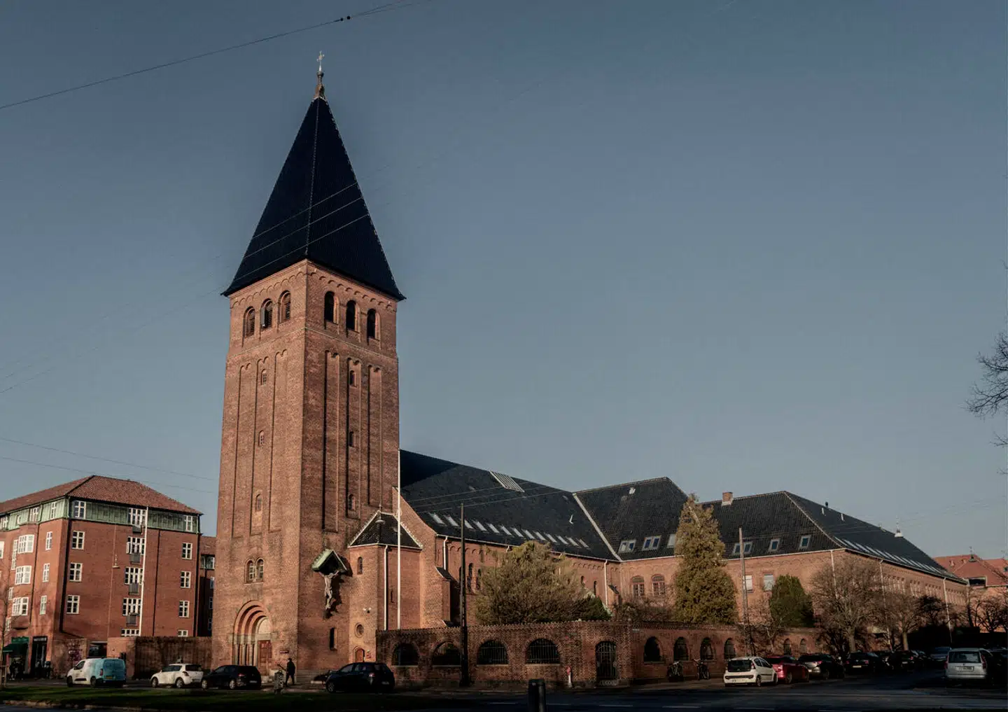 Niels Steensens Grundskole og Gymnasium er ramt af en ny krænkelsessag, hvor en præst krænkede en elev på skolen. Den nye sag kommer oven i en omfangsrig sag om krænkelser mod fire piger, som skolen kritiseres for at have tysset ned.