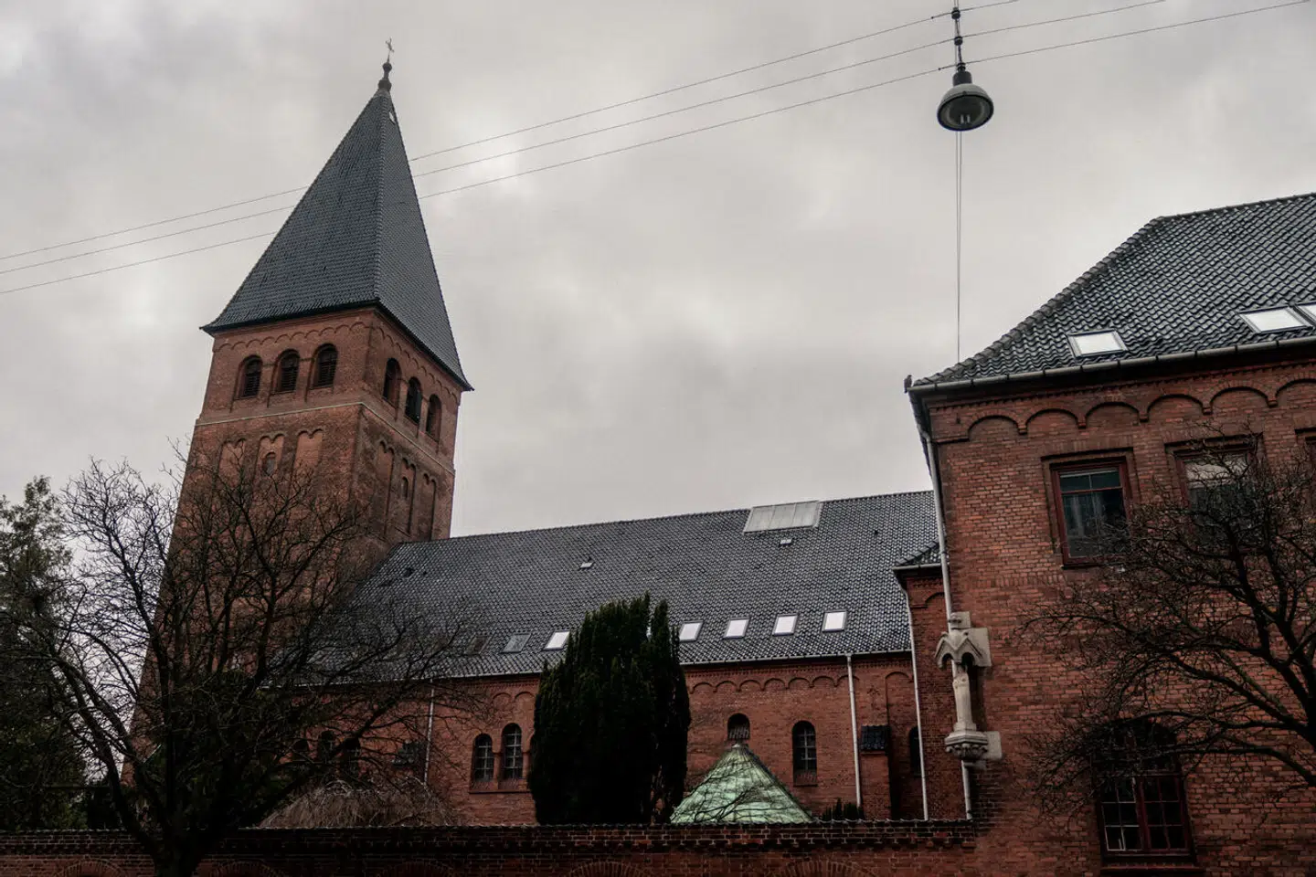 Niels Steensens Grundskole og Gymnasium har på skolens grund sin egen kirke –Sankt Augustins Kirke. Flere gange om året er gudtjenester og katolske messer obligatoriske for skolens elever.