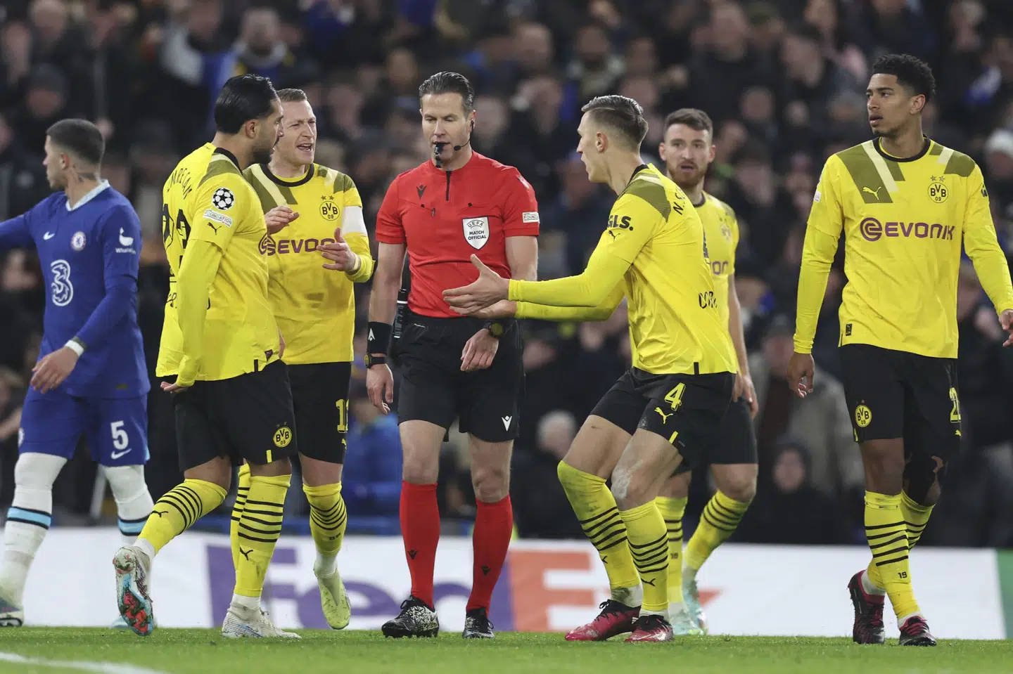 Både straffesparket og omsparket var Dortmund-spillerne stærkt utilfredse med. David Klein/Ritzau Scanpix