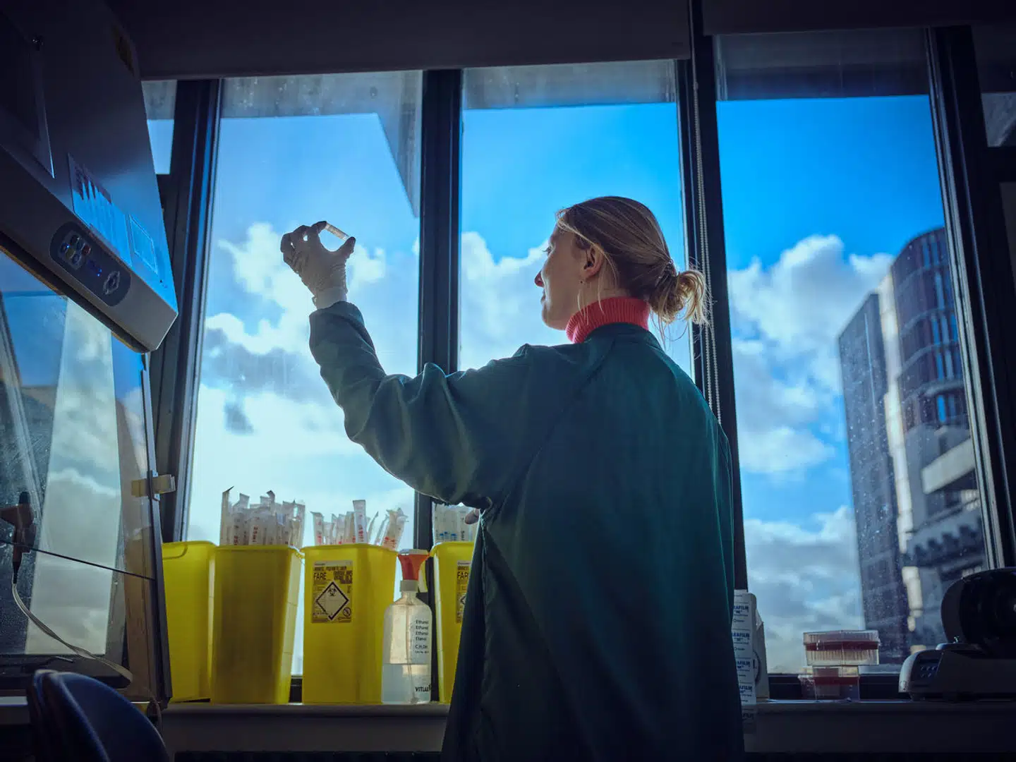 Der bliver stadig flere højtuddannede kvinder. Det er medvirkende til, at kvinderne i lighed med mændene trækker sig senere tilbage fra arbejdsmarkedet. Men på en række områder på arbejdsmarkedet halter kvinderne stadig efter mændene, viser to nye analyser.