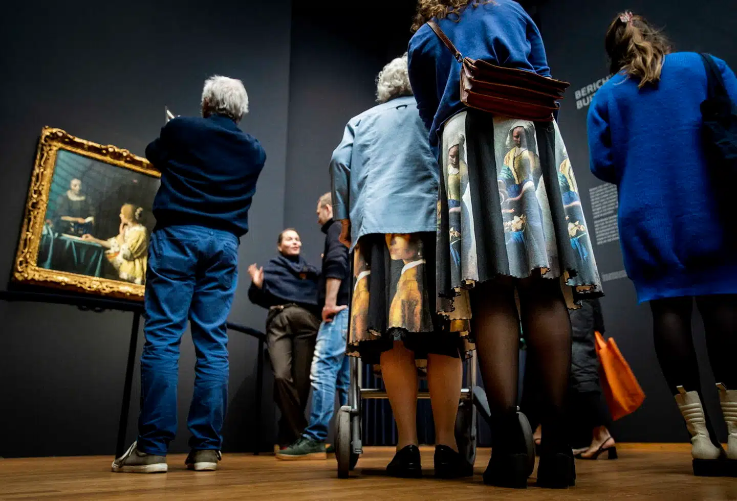 Vermeer-udstillingen på Rijksmuseum er blevet et internationalt tilløbsstykke. Kunstnerens værker er også, som det sker med populære kunstnere, blevet offer for merchandise … bare kig på de to kvindelige beskueres nederdele.