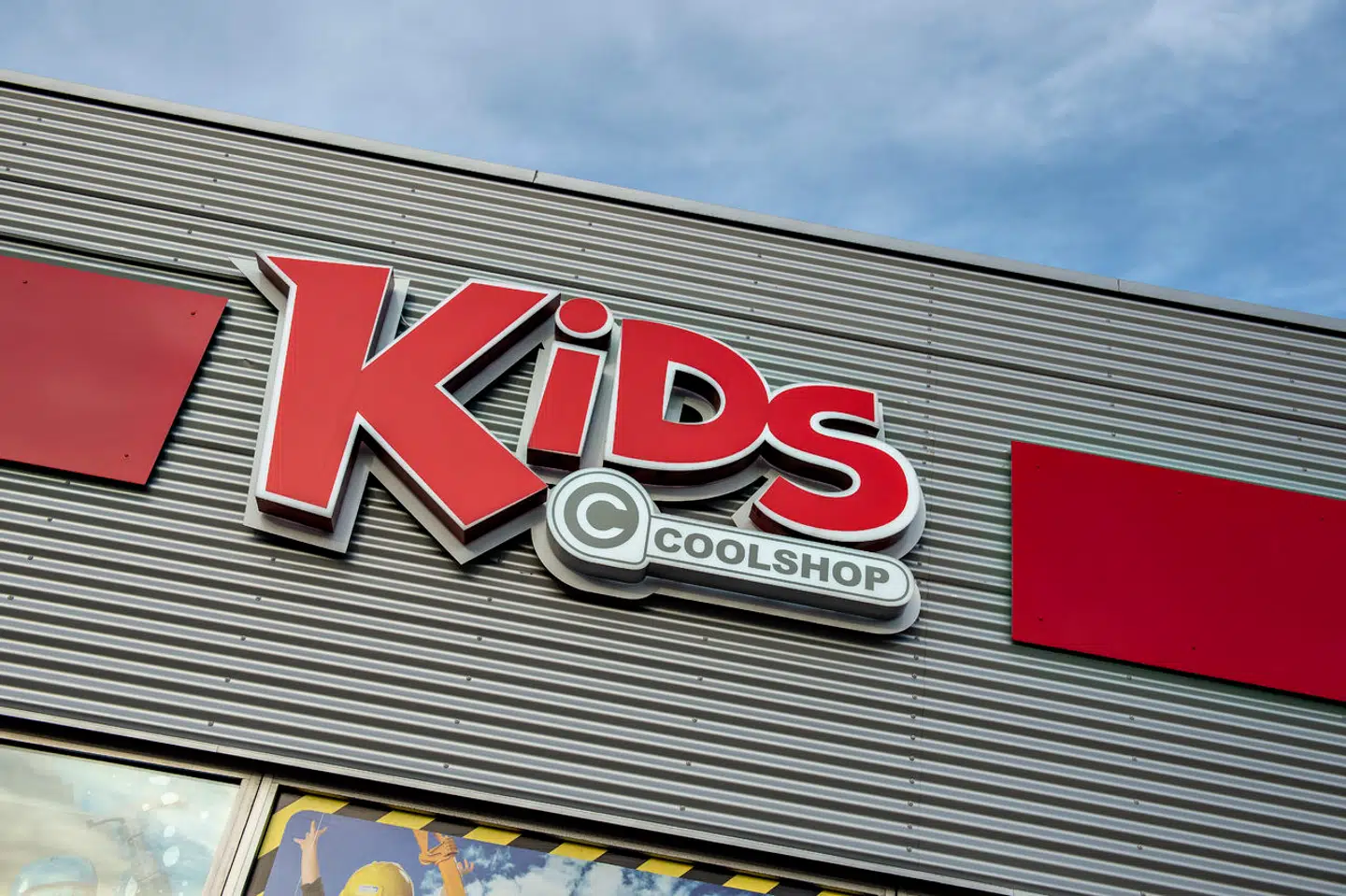 »Vi har brug for at udvide kapaciteten. Vi mangler både kontorpladser og ekstra lagerplads, og det får vi nu. Der bliver ikke sparet på noget, og drømmen er fortsat at etablere en stor, lækker Coolshop-butik samme sted,« siger Jacob Risgaard til Finans.