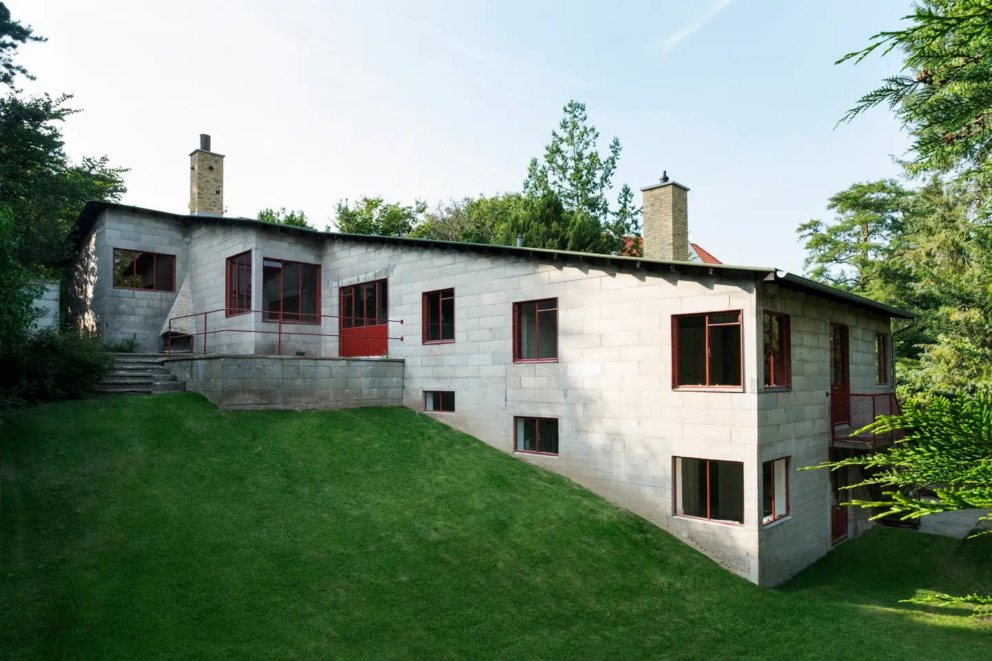 »Et etplanshus i seks etager« kaldte Viggo Møller-Jensen PHs hus i Gentofte. Huset måtte ikke være højere, for grundsælgeren, Jens Møller-Jensen, betingede sig, at man ikke måtte kunne se PHs hus fra Møller-Jensens altan.