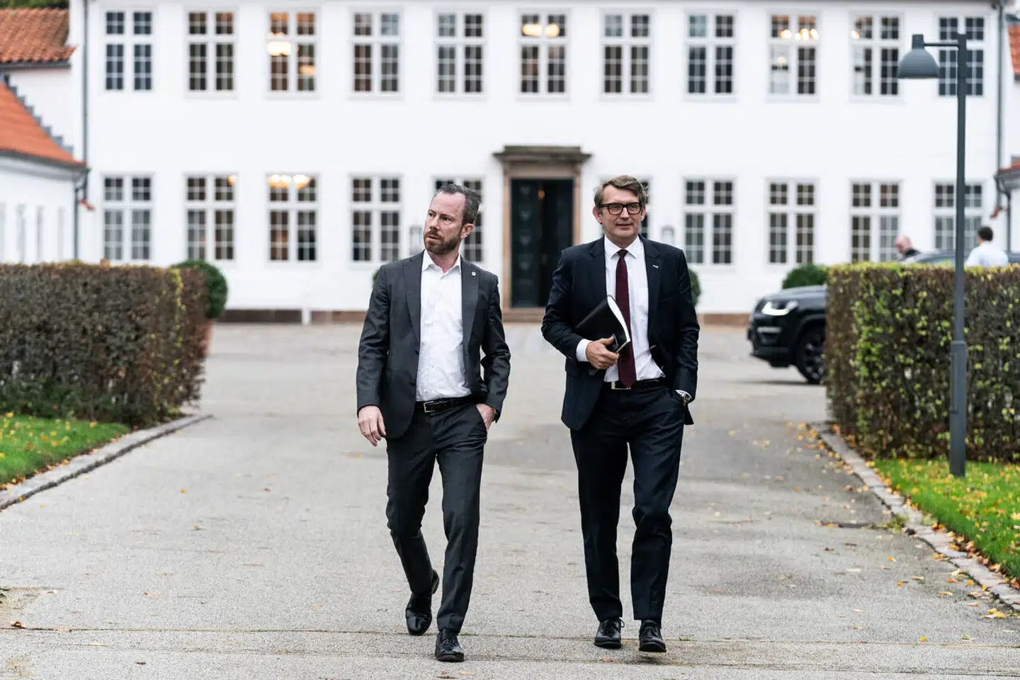 Jakob Ellemann-Jensen og Troels Lund Poulsen forhandlede regeringsgrundlaget på plads for Venstre. Det har kostet stort i meningsmålingerne.