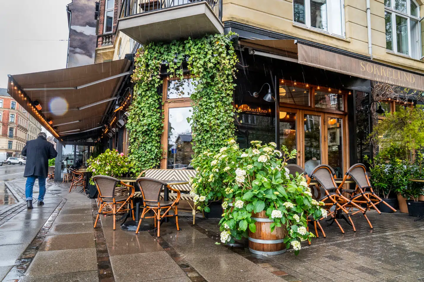 Hvis en restaurant, café eller bager bryder markedsføringsloven, har Forbrugerombudsmanden mulighed for at politianmelde restauranten, og det kan i sidste ende betyde, at virksomheden skal betale en bøde. Bødens størrelse afhænger af sagens konkrete omstændigheder og virksomhedens omsætning.