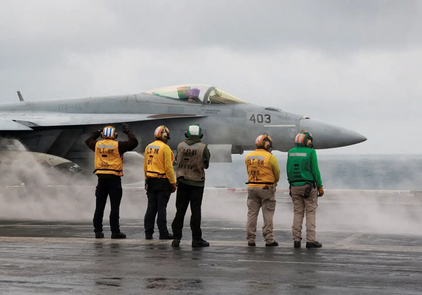 USAs militær befinder sig rutinemæssigt i Det Sydkinesiske Hav. Her er de forbi med hangarskibet USS Nimitz i januar i år. Det gør kineserne rasende.