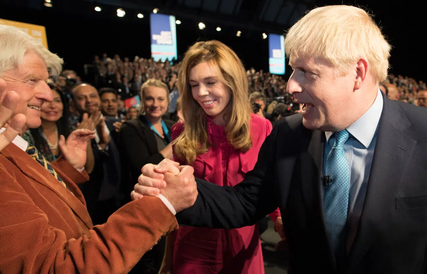 Mens Boris Johnson stadig var premierminister: Hans far lykønsker ham på partiets årsmøde. Faderen – Stanley Johnson – har selv talrige skandaler i bagagen, blandt andet anklager om seksuelle krænkelser og alvorlig hustruvold, men ifølge The Times står han nu på sønnens liste over kommende ridderskaber, adlinger og udnævnelser til Overhuset.