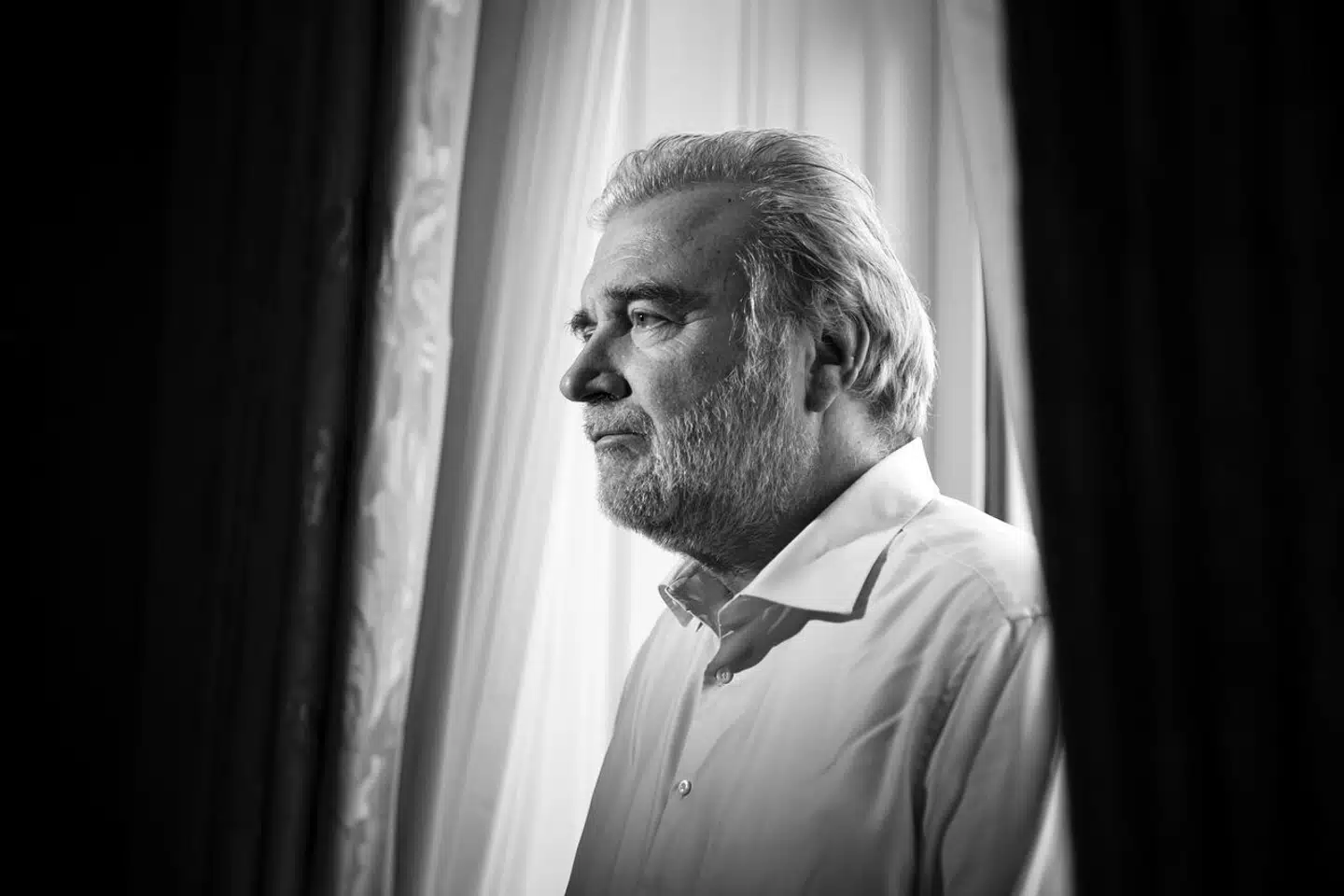 »Simon Emil Ammitzbøll-Bille har lige i sin erindringsbog fortalt om, hvordan Saxo-bankmilliardæren og skatteflygtningen Lars Seier Christensen som Liberal Alliances hovedsponsor insisterede på, at partiet under Løkke-regeringen skulle stille et ultimativt krav om topskattelettelser.«