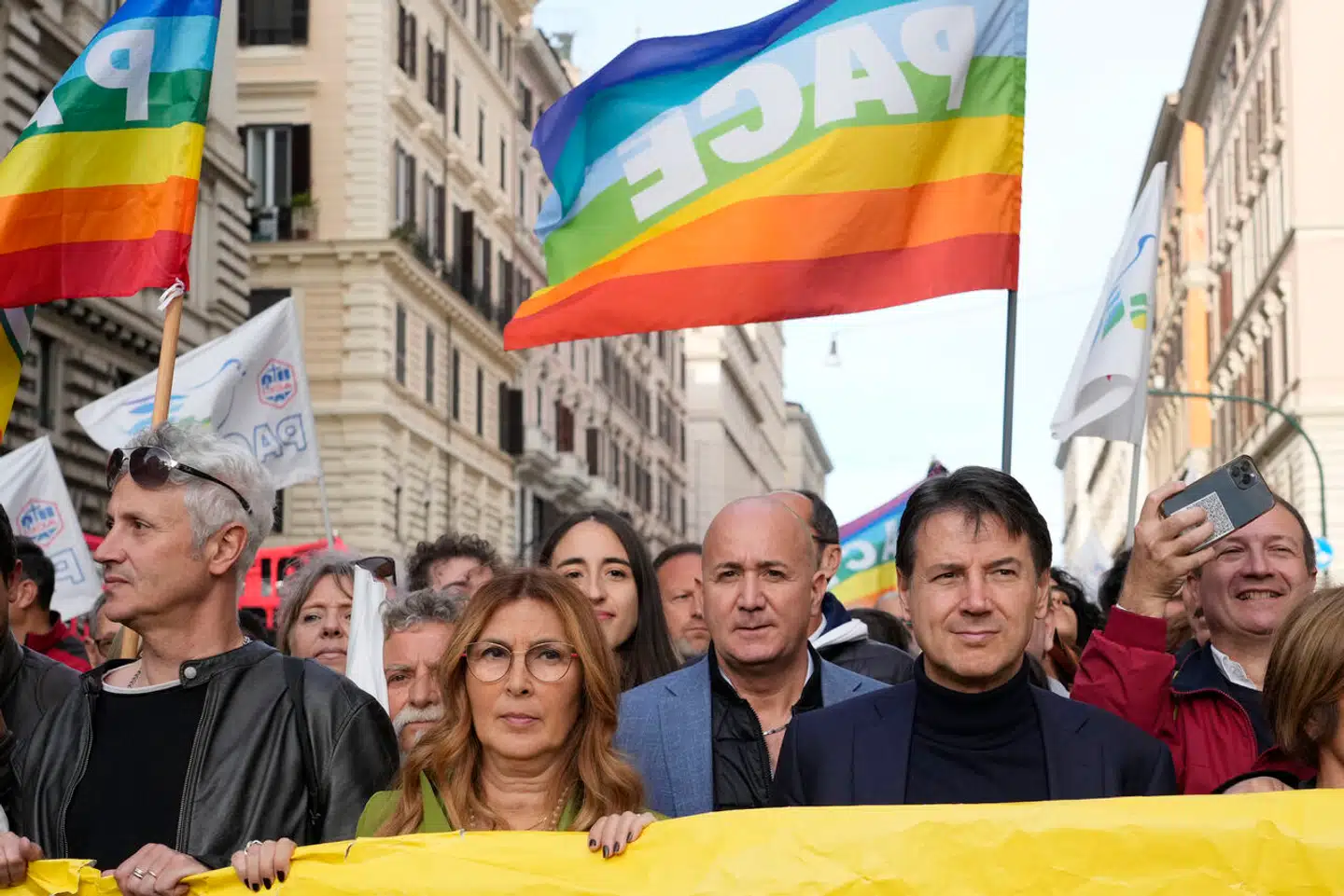 En valgalliance med tidligere premierminister Giuseppe Conte (til højre i billedet) og hans Femstjernebevægelse er den eneste vej tilbage til magten for de italienske socialdemokrater. De to partier ligger dog langt fra i hinanden – blandt andet i spørgsmålet om krigen i Ukraine, hvor Conte agiterer for fred og mod våbenhjælp til styret i Kyiv.