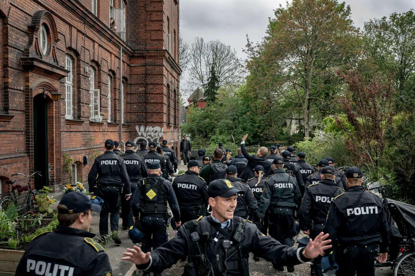 Rasmus Paludans demonstrationer foregår i reglen under massiv politibeskyttelse. Her fra en gåtur gennem Christiania under folketingsvalget i 2019.