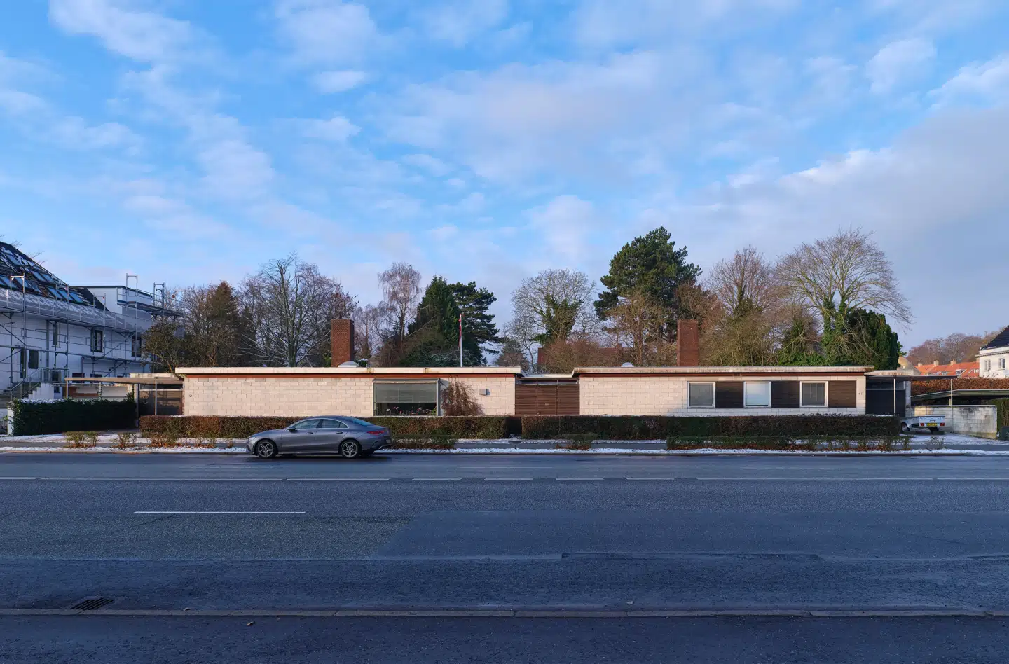 Udefra er der ikke meget, der afslører, at dette dobbelthus blev tegnet som privatbolig af og til en af Danmarks bedste arkitekter.