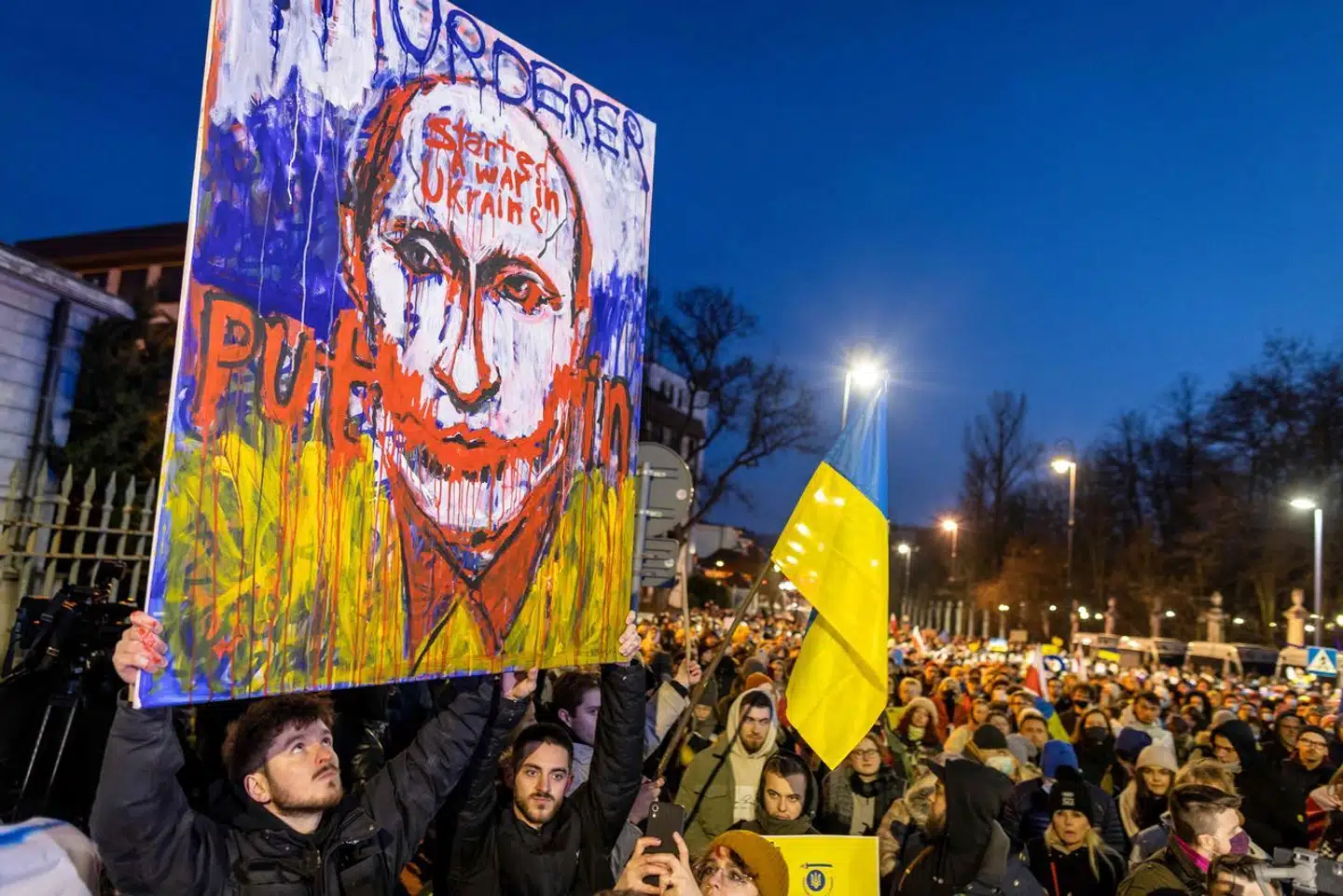 »Måske vi skulle have lyttet til balterne, til polakkerne, til ukrainerne, til georgierne og til alle de andre, der i århundreder har været malet til støv mellem store imperier i øst og vest,« skriver Vibe Termansen. Her ses polakker protestere mod Ruslands invasion af Ukraine.