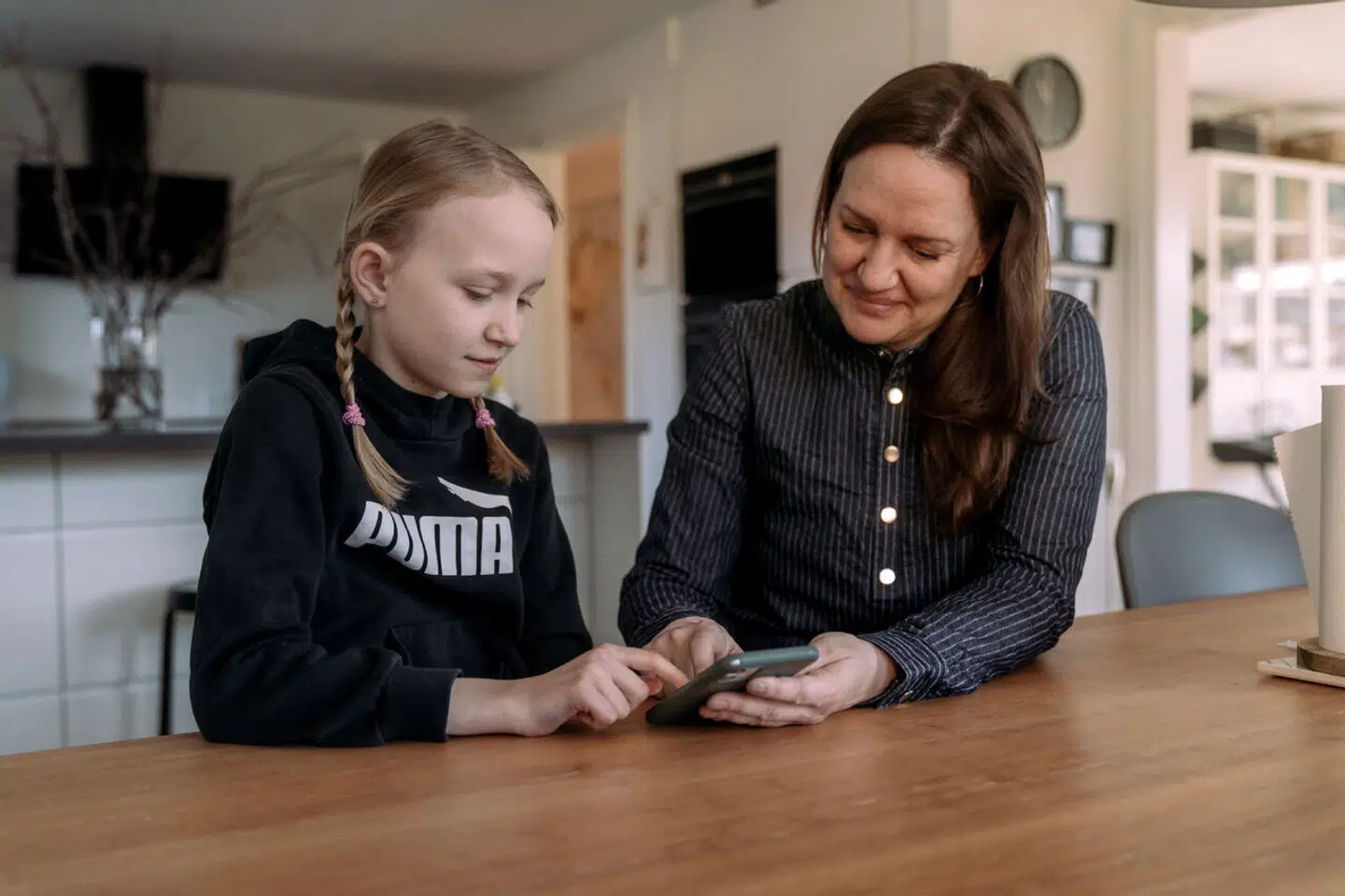 Pia Adriansen med datteren Johanne. For 20 år siden advarede Forbrugerrådet imod at indføre betalingskort til unge under 13 år. I dag er virkeligheden en anden, og flere pengeinstitutter tilbyder hævekort til børn, når de fylder syv år.