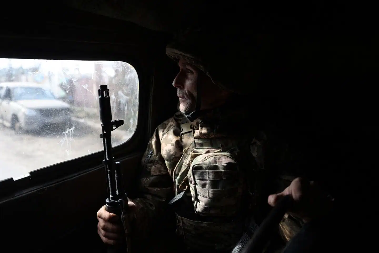 En ukrainsk soldat kigger fra et køretøj ud gennem et vindue i byen Bakhmut, som før krigen havde cirka 70.000 indbyggere. Nu er 4.500 civile tilbage, vurderer byens viceborgmester.