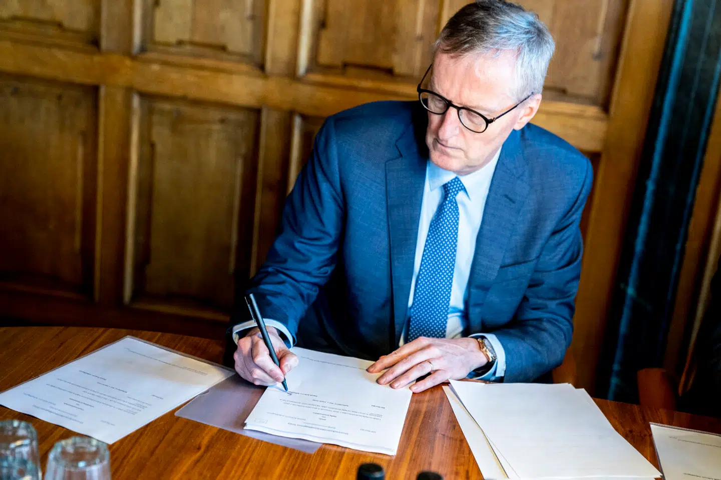 Viceadministrerende direktør i Dansk Erhverv, Laurits Rønn, underskriver den netop indgåede overenskomst med HK Handel, hvor man blandt andet er blevet enige om at afskaffe nultimerskontrakter.