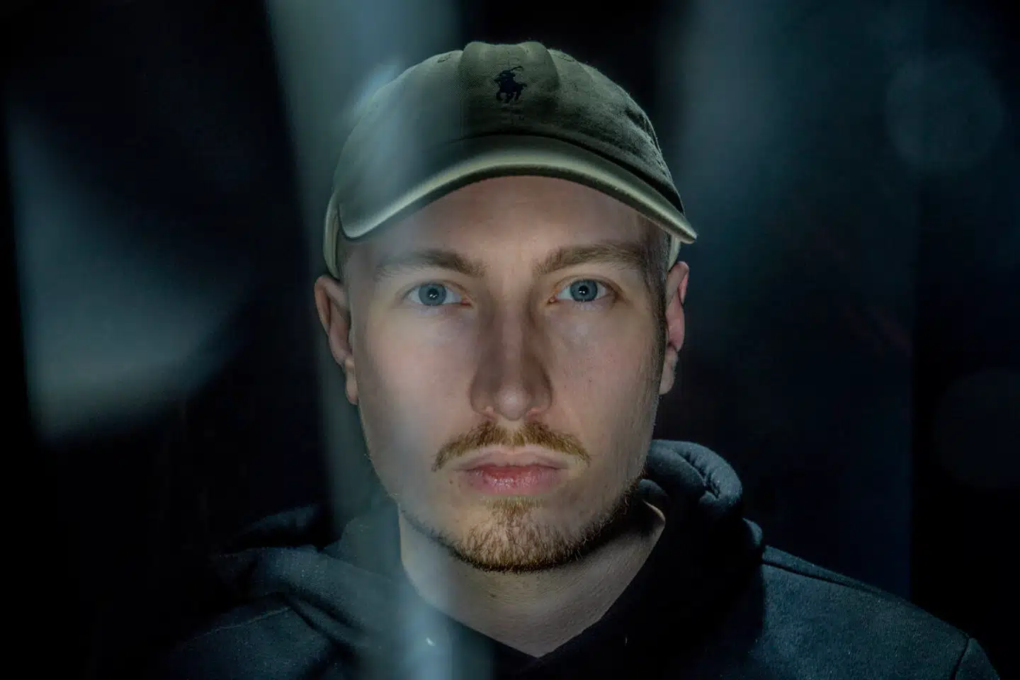 Som blot 21-årig landede Oliver Lyak et job i Forsvarets Efterretningstjeneste. Men i den tid han var der, var han nødt til at holde det skjult, for sin egen og Danmarks sikkerhed. Nu kan han dog snakke mere åbent om det.