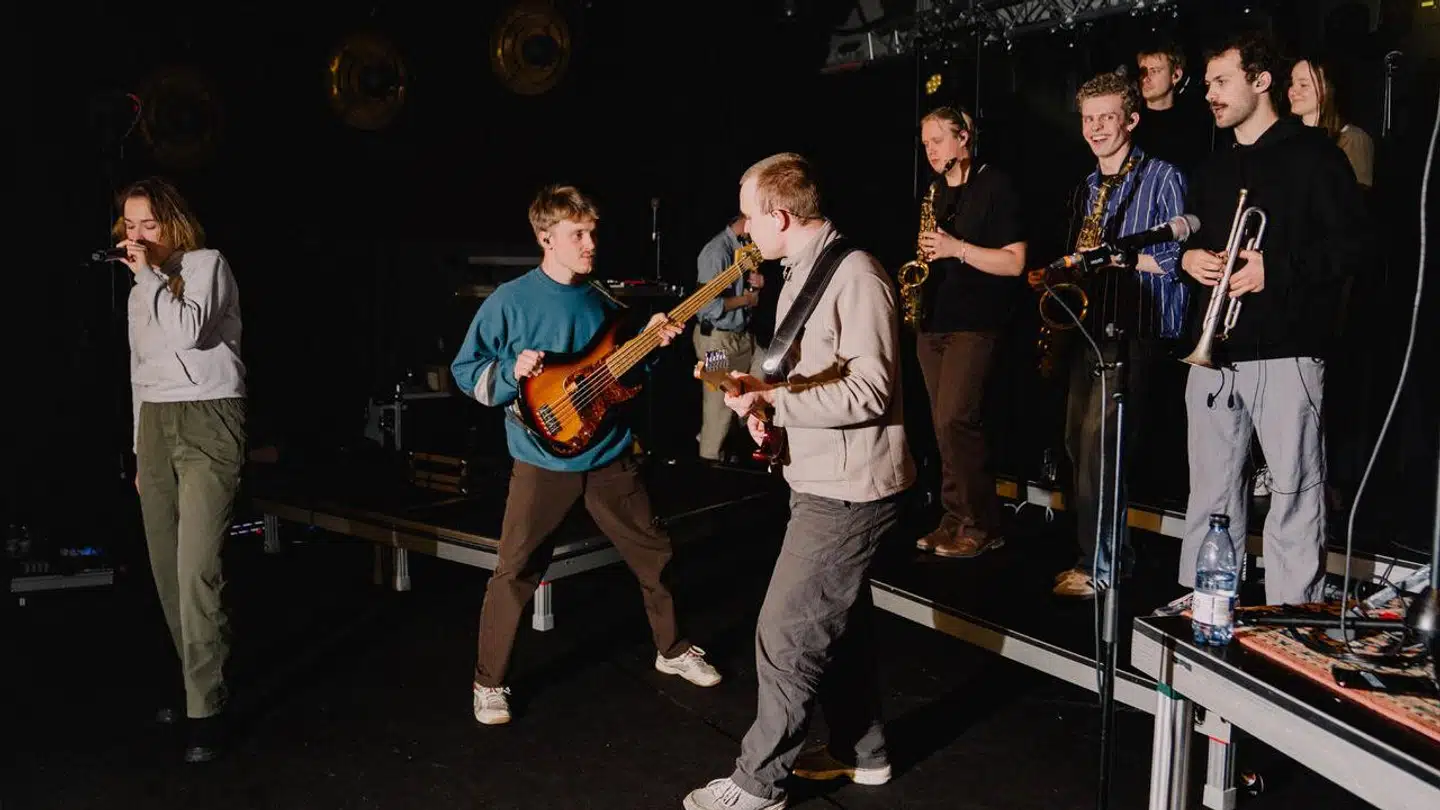 På få måneder blev de stjerner og spillede på Roskilde Festival, men pludselig ramte stress bandet Blæst, og koncerterne blev aflyst. Nu vender de tilbage.